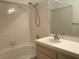 Photo #5: 2331379 Listing