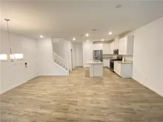 Photo #2: 2331541 Listing 