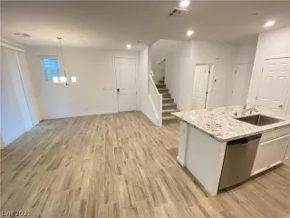 Photo #6: 2331541 Listing 