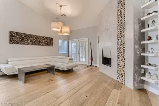Photo #5: 2331547 Listing 