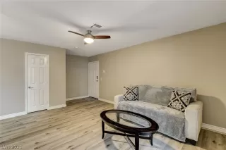 Photo #5: 2331601 Listing