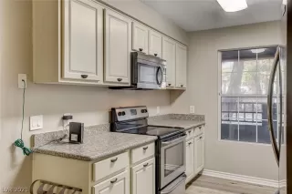 Photo #6: 2331601 Listing