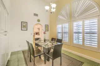 Photo #5: 2331614 Listing