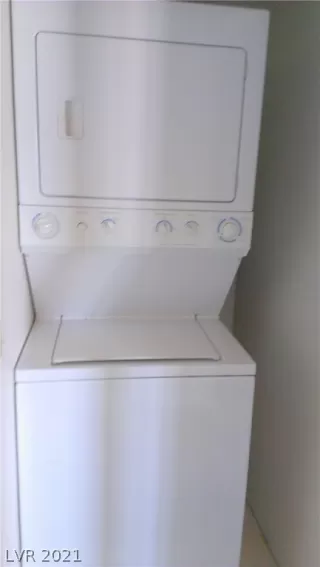 Photo #5: 2331697 Listing