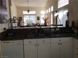 Photo #5: 2331781 Listing