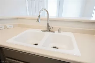 Photo #5: 2331809 Listing