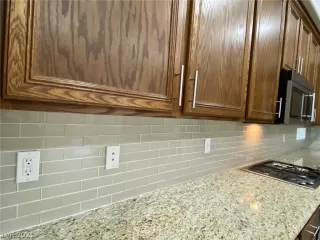 Photo #5: 2331876 Listing