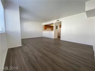 Photo #6: 2331880 Listing