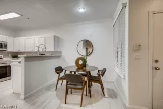 Photo #6: 2332288 Listing