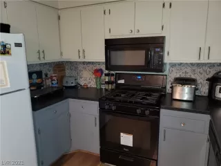 Photo #4: 2332379 Listing 