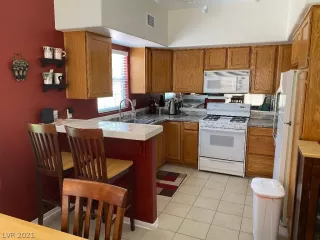 Photo #5: 2332432 Listing