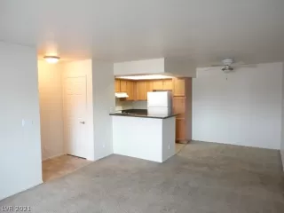 Photo #4: 2332444 Listing