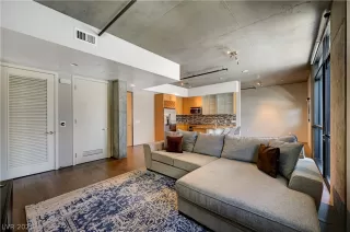 Photo #4: 2332582 Listing