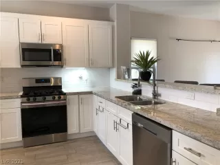 Photo #1: 2332589 Listing 