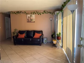 Photo #6: 2332762 Listing