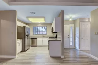 Photo #5: 2332798 Listing