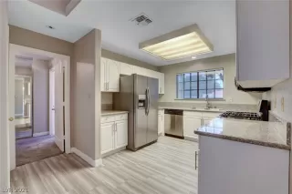 Photo #6: 2332798 Listing