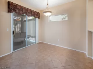 Photo #6: 2332808 Listing