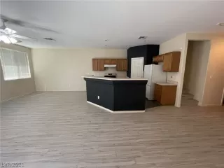 Photo #3: 2332859 Listing