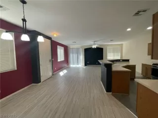 Photo #5: 2332859 Listing