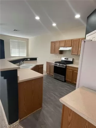 Photo #6: 2332859 Listing