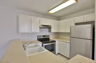 Photo #5: 2332908 Listing 