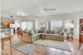 Photo #5: 2332934 Listing