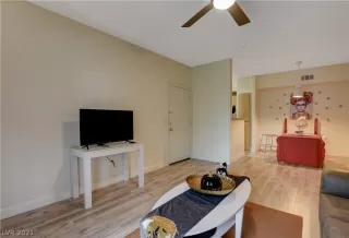 Photo #4: 2332942 Listing