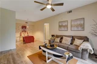 Photo #5: 2332942 Listing