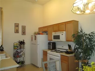 Photo #5: 2333010 Listing