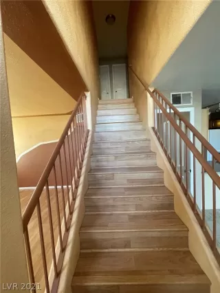 Photo #4: 2333012 Listing 