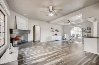 Photo #3: 2333058 Listing