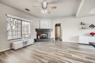 Photo #4: 2333058 Listing