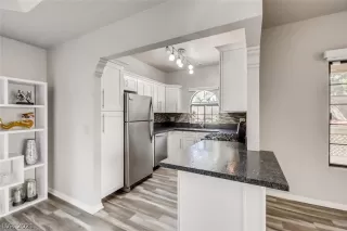 Photo #6: 2333058 Listing