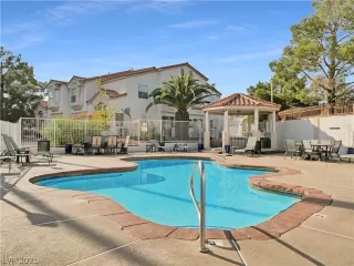 Photo #2: 2333123 Listing 