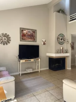 Photo #2: 2333131 Listing