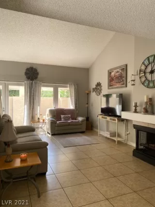 Photo #3: 2333131 Listing