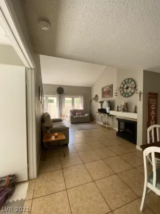 Photo #4: 2333131 Listing