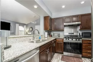 Photo #3: 2333160 Listing