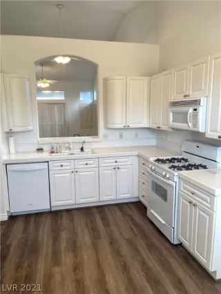 Photo #2: 2333177 Listing