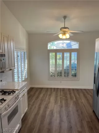 Photo #3: 2333177 Listing