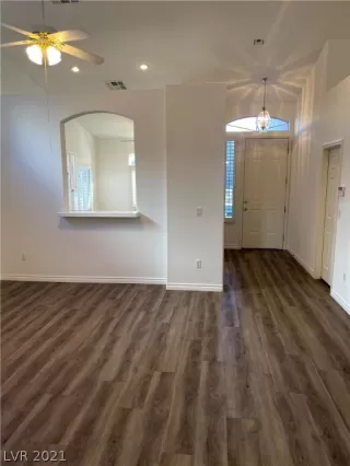 Photo #4: 2333177 Listing