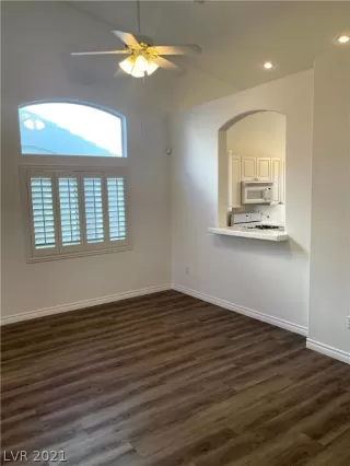 Photo #5: 2333177 Listing