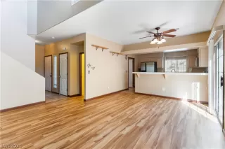 Photo #4: 2333231 Listing