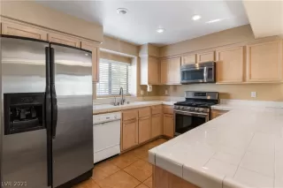 Photo #6: 2333231 Listing