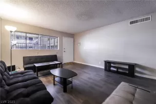 Photo #4: 2333243 Listing