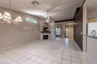 Photo #4: 2333429 Listing