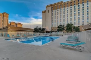 Photo #5: 2333497 Listing