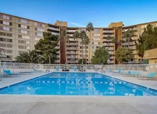 Photo #6: 2333497 Listing