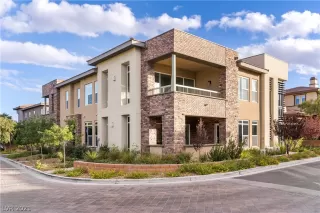 Photo #2: 2333557 Listing